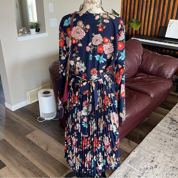 Beautiful Long Sleeve Pleated Floral Maxi Dress size US 12 - Picture 3 of 12